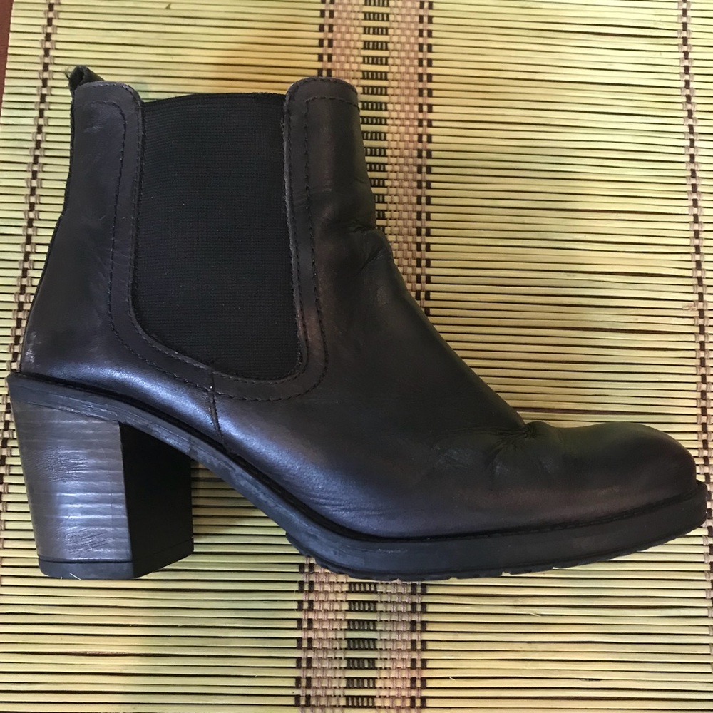 Black leather Chelsea Boot by Christian Di Riccio